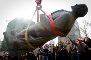 全球数千共产主义相关雕像被推倒炸毁
