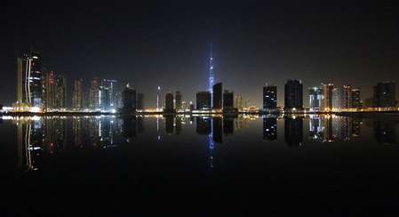 夜幕下的中东海滨城市迪拜。(KARIM SAHIB/AFP)