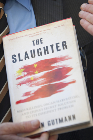 新书《屠杀》：台湾医生在中国批发到“法轮功器官”