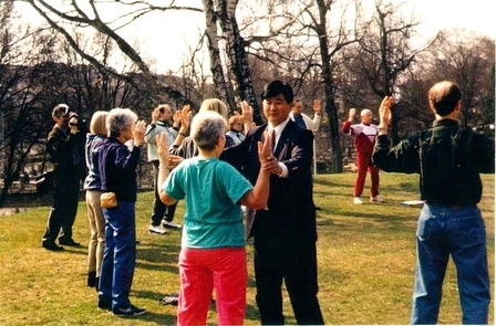 1995年4月在瑞典哥德堡讲法班期间，李洪志大师亲自教功。（明慧网）