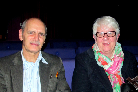 Chris Mayho先生是曼彻斯特Langdon College大学校长，太太Lynne Mayho是一名会计师，他们观看了4月1日洛瑞剧院的神韵演出，认为“整个故事主线”令他们感动。（麦蕾/大纪元）