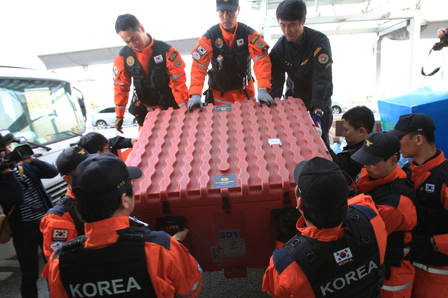 目前已有15个国际搜救队抵达尼泊尔加入救援，另有14个医疗队将会前赶赴灾区。美国、英国、中国、印度、巴基斯坦、澳纽等国，均参与当地救援工作，希望能在黄金72小时内抢救更多的生还者。图为南韩救助队（GETTY IMAGES）