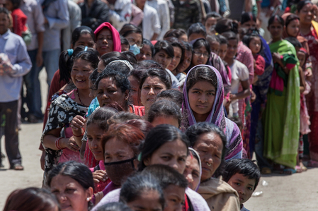 4月27日，一场7.8级地震后，尼泊尔首都加德满都的民众排队领取食物。（Omar Havana/Getty Images）