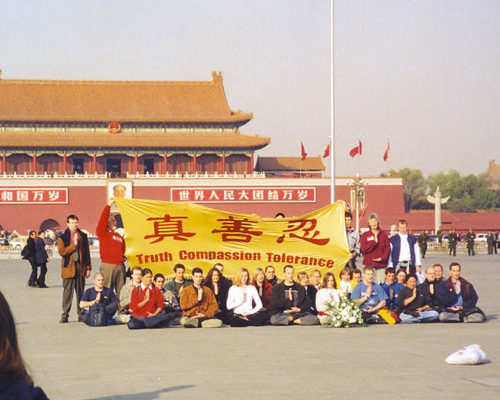 2001年11月36名來自12個國家的西方法輪功學員在天安門廣場展開寫有“真善忍”的橫幅(大紀元)