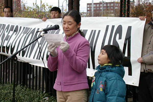 法輪功學員李明講述女兒被營救經歷，呼籲釋放中國所有被關押的法輪功學員(大紀元記者季媛攝影)