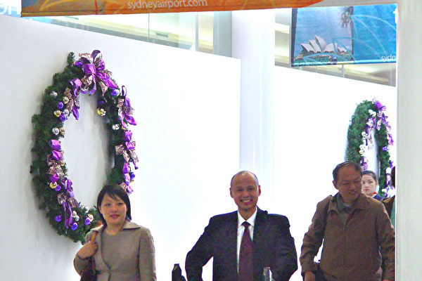 澳洲公民李麒忠和他的未婚妻李迎步出机场的出口