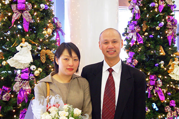 澳洲公民李麒忠和未婚妻李迎在机场的耶诞树下合影