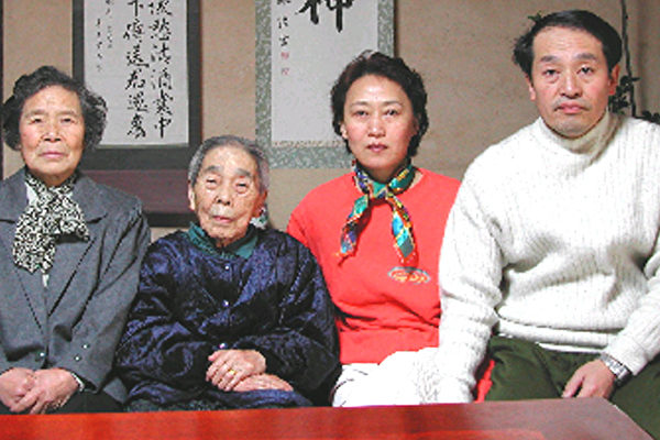图：返回日本的金子容子与她的日本家人（金子提供）