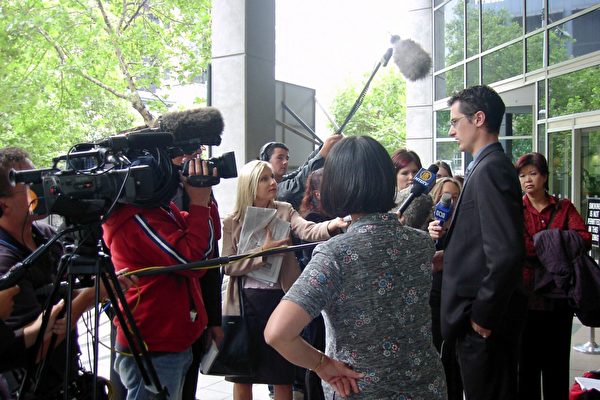 控方律師布朗在維省民事及行政法庭前接受各大媒體採訪(大紀元攝影)