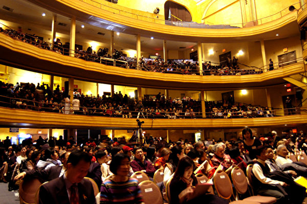 來自紐約、華府、波士頓等地的觀眾在紐約曼哈頓中心劇院觀看全球首屆華人新年晚會。(攝影：大紀元攝影記者李浩)