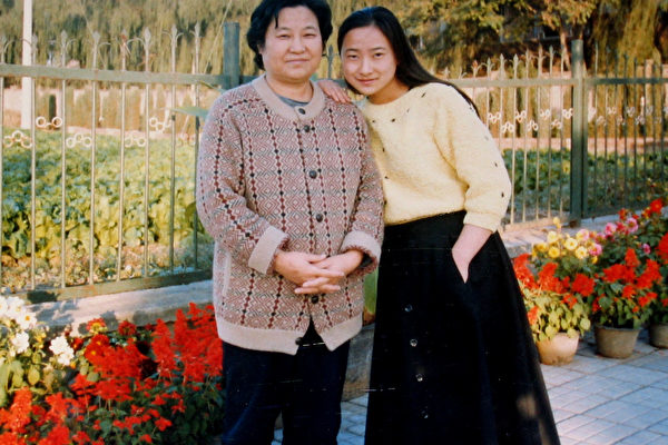 邱艳艳(右)和母亲朱慧芝。(大纪元)
