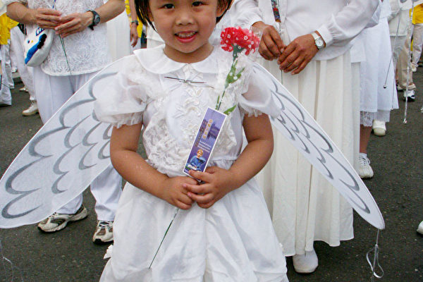 参加游行的小天使