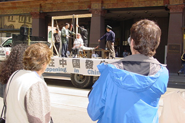 法輪功學員在多倫多街頭展示大陸法輪功學員被迫害真像(大紀元)