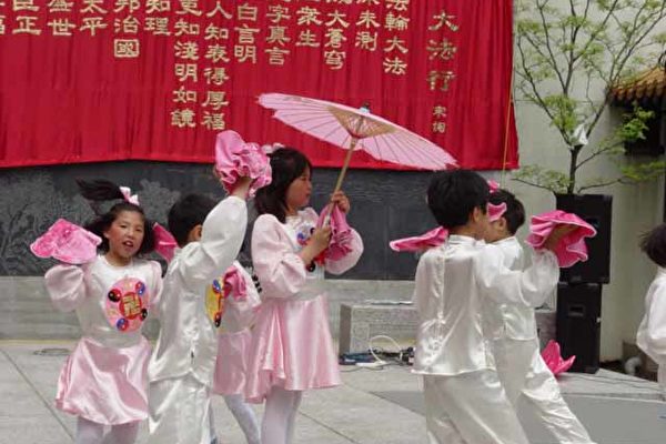 明慧學校的孩子們表演舞蹈《小梅花》(大紀元)