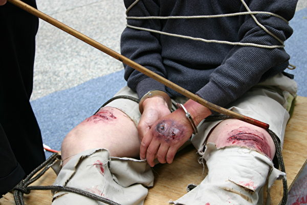 “烙鐵烙”酷刑﹕警員將一根鐵條在電爐上燒紅后，壓在法輪功學員的雙腿上烙燙，受刑者雙腿發抖、痛苦不堪以致於小?