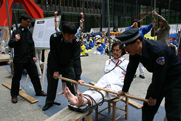 壓杠子酷刑﹕警察將杠子壓在坐老虎凳上的法輪功學員﹐受刑者的兩腿輕者一年不能走路﹐重者雙腿就廢了。