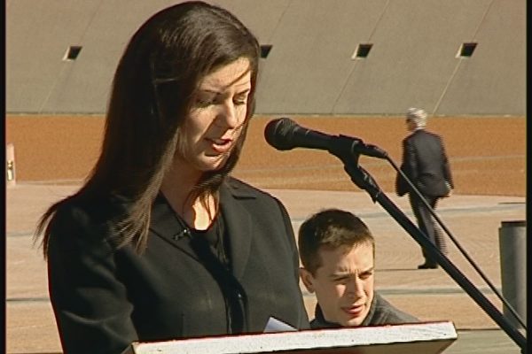 澳洲民主党外交发言人、国会参议员Stott Despoja女士的代表在国会前的集会上发表演说