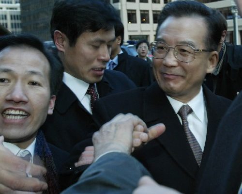 2003年12月，温家宝访问美国纽约期间，纽约替中共领事馆出面搅事华人梁冠军跟随在温身边，梁本人背景复杂，和纽约黑道有往来。大纪元新闻图片。