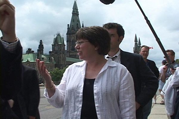 加前國家副總理安-麥克里蘭（Anne Mclellan）關注法輪功事件（大紀元攝影）