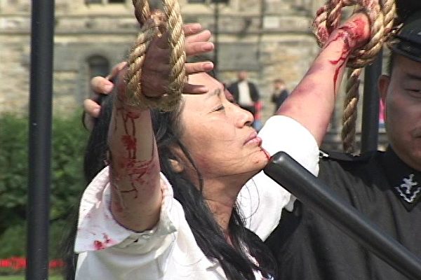 渥太華國會山「酷刑展」現場-吊刑（大紀元攝影）
