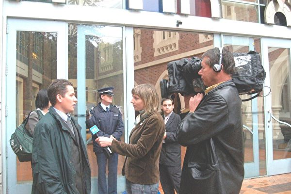 法轮功学员代表在新西兰高院门前接受媒体采访