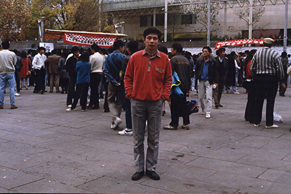 89年北京發生6.4事件時, 阿森在墨爾本市中心廣場參加集會抗議。