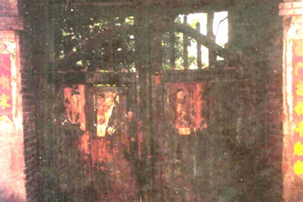王若松家被烧坏熏黑的家门 (王若松提供图片)