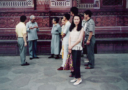 易蓉(前排一)90年代与原經貿部長﹑現國務院副總理吳儀(左三)和代表團參觀印度泰姬陵。(大紀元資料室)