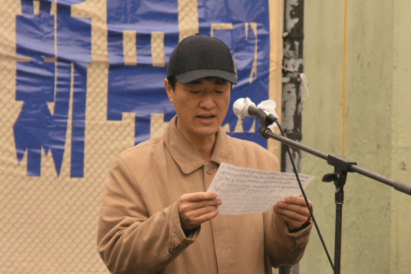 来自上海的林信步先生即兴上台发言﹐呼吁国人广传九评﹐早日退出共产党