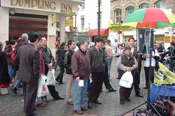 图4：人们在唐人街观看电视播放《九评共产党》。