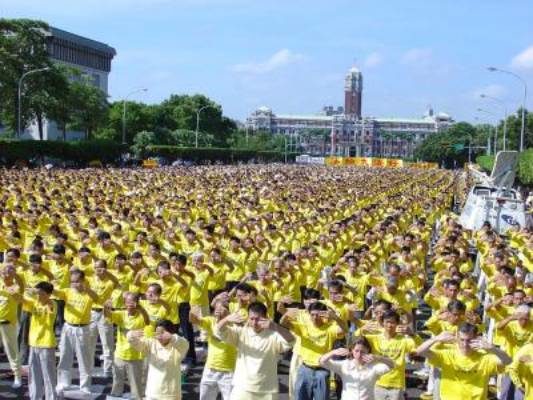 图：来自台湾各地的部分法轮功学员一万多人2003年11月15日聚集在总统府前凯达格兰大道上举行声援大会，呼吁公审江泽民，并早日结束这场迫害。（大纪元）