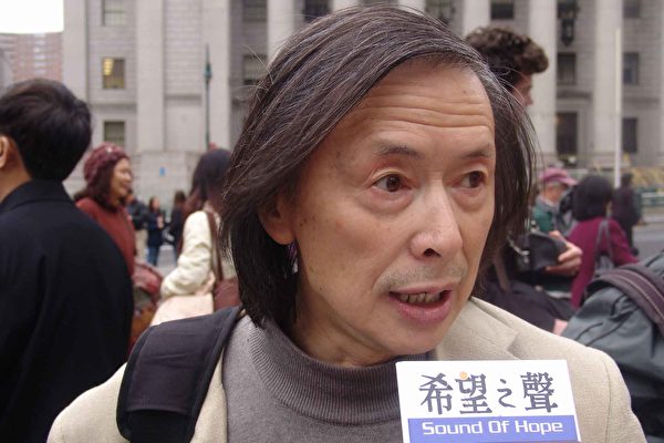 著名詩人和作家黃翔4月23日在紐約「聲援百萬人退黨自由民主大遊行」現場。