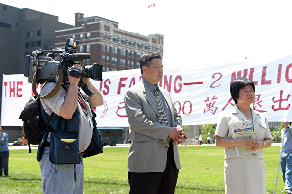 来自多伦多的华人侨领洪世忠先生发表谈话声援退党潮