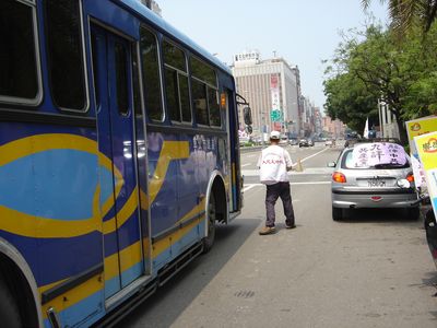 响应“7.1全球退党日”高雄车队游行，连公车司机也开车门索要《九评》。