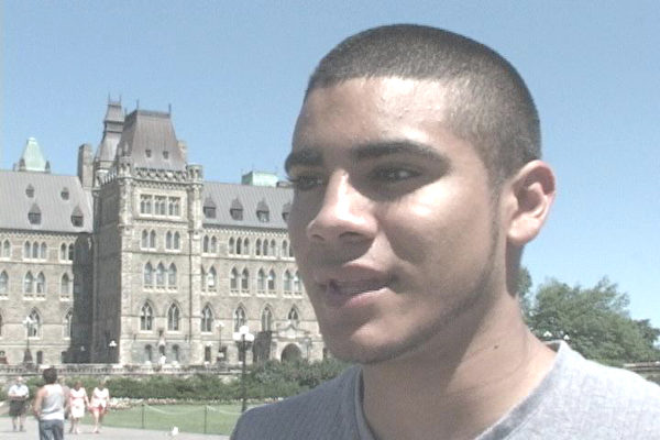 7月20日加拿大首都国会广场，一名观看了迫害真相图片的游客说：“对法轮功学员的迫害行为肯定是错的，一个政府不应该做出这样的事儿。”（大纪元摄影）