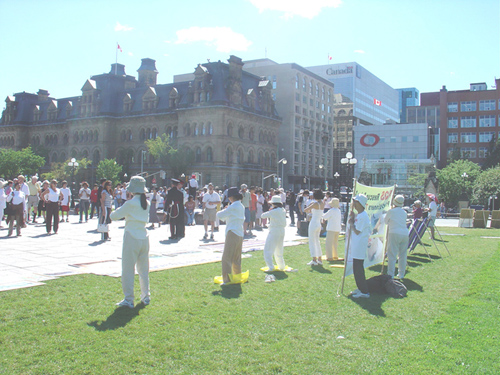 7月20日加拿大首都国会广场，众多市民及游人驻足720活动现场（大纪元摄影）