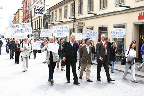瑞典駐歐洲委員會瑞典代表團成員、瑞典國會議員约让·林德布拉德參加六月份歐洲民眾在瑞典斯特格爾摩舉辦的聲援中國民眾退黨大遊行。大紀元新聞圖片。

<p/></a><figcaption id=