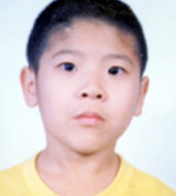 刘响（音）被送往深圳的孤儿院，今年12岁
