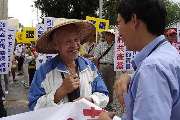 82歲的老榮民粱先生說母親餓死在大陸，中共欺騙全中國人。(大紀元)