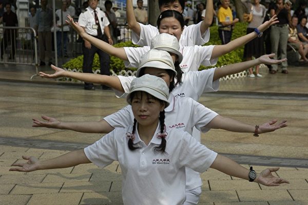 5名来自台湾的大纪元义工，练习千手观音舞。（大纪元记者许珀珩摄）