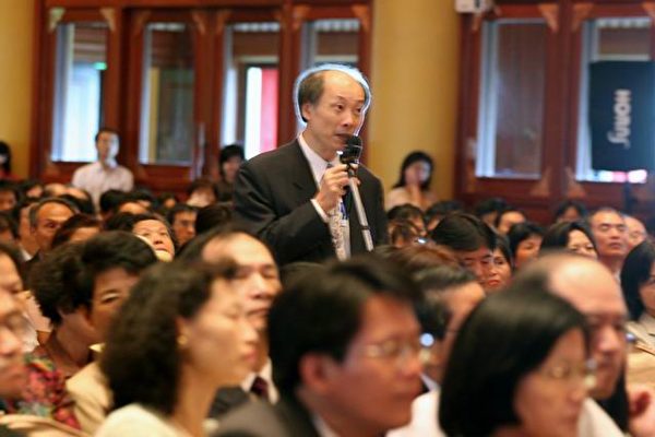 图说：观众提问台湾政党激烈竞争，人民感到压力重重。(大纪元Tang-Ping摄影)