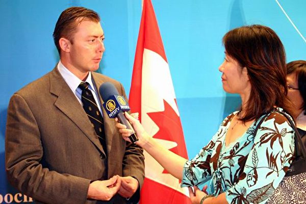 加拿大的国会议员罗伯．安德斯（Rob Anders）接受记者采访