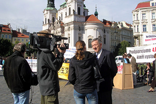 捷克國家利益電視臺在聲援近5百萬勇士退出中共的集會現場進行採訪
