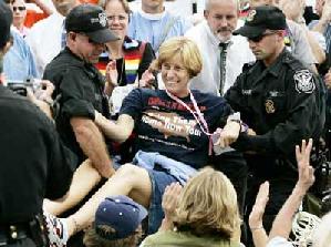 2005年9月26日，“反战母亲”希恩被捕时还面带微笑。（路透社图片）
