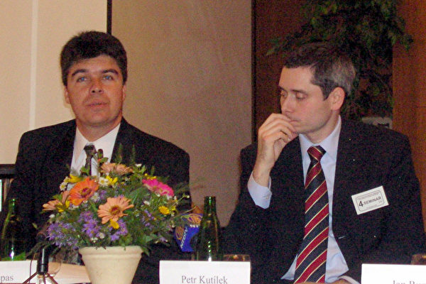 大纪元报代表斯蒂夫．易斯帕斯（左）（大纪元）