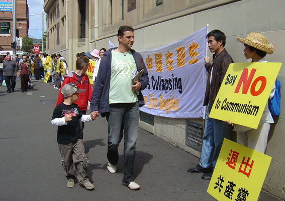 悉尼中国城勇气长城声援500万退党