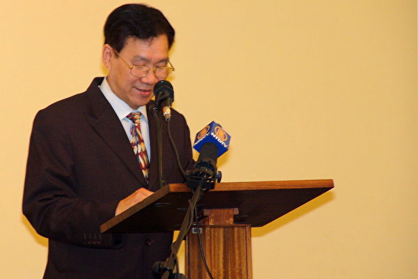史賓威中華公學梁善吉理事長代表主辦單位首先致歡迎詞。（大紀元圖片）