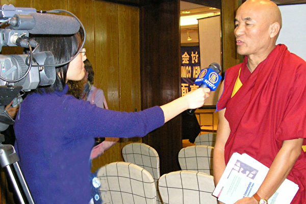 親身遭受迫害的西藏僧人在接受記者採訪（大紀元）