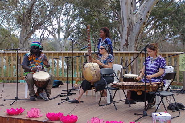 美亚∙美亚原住民舞蹈队“火之舞者”的成员在演奏澳洲土着音乐。（大纪元图片）