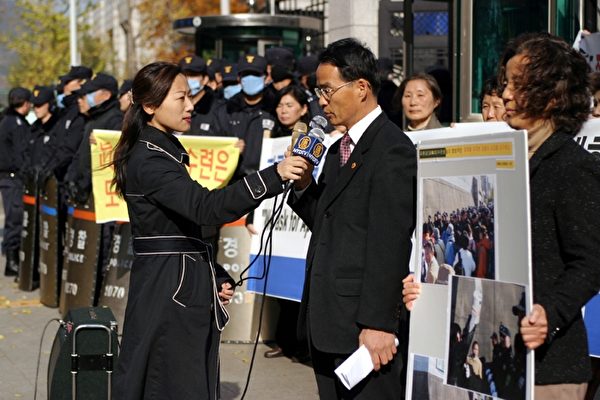 韓國法輪大法學會於11月 23日上午在政府中央大廈前舉行集會，強烈譴責韓國政府的違法行爲。(大紀元記者徐良玉攝影)